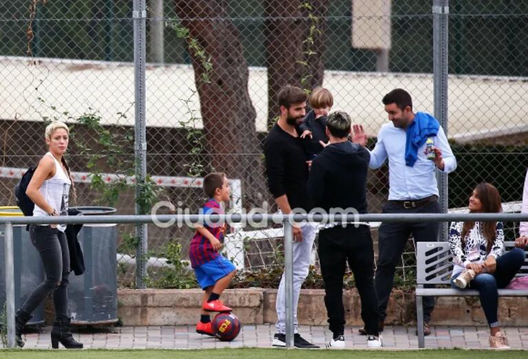 Messi, Antonella, Shakira, Piqué y Luis Suárez alentaron a sus hijos en las Infantiles del Barcelona