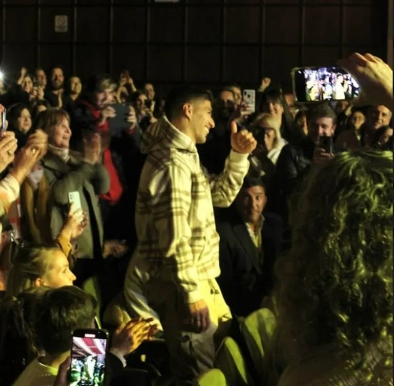 Luis Suárez revolucionó el teatro al ir a ver Una Semana Nada Más en Uruguay 