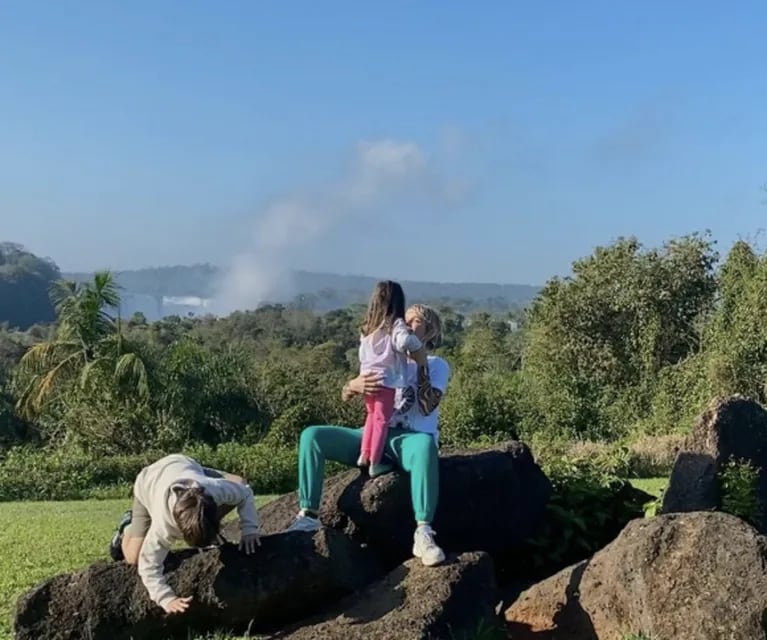 Brenda Gandini y Gonzalo Heredia se divirtieron con sus hijos en las Cataratas del Iguazú: "Disfrutando de esta maravilla"