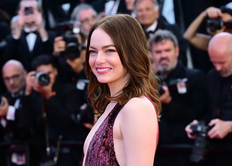 Emma Stone causó furor en Cannes con su impactante look bordó: la foto