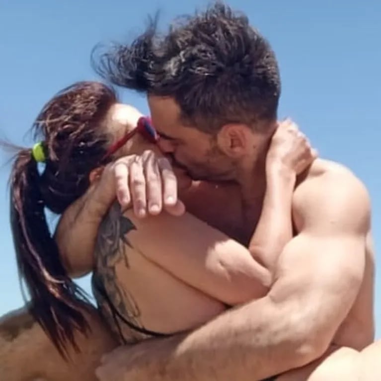 La foto del romántico ¡y súper apasionado! beso de Viviana Saccone y su joven novio español
