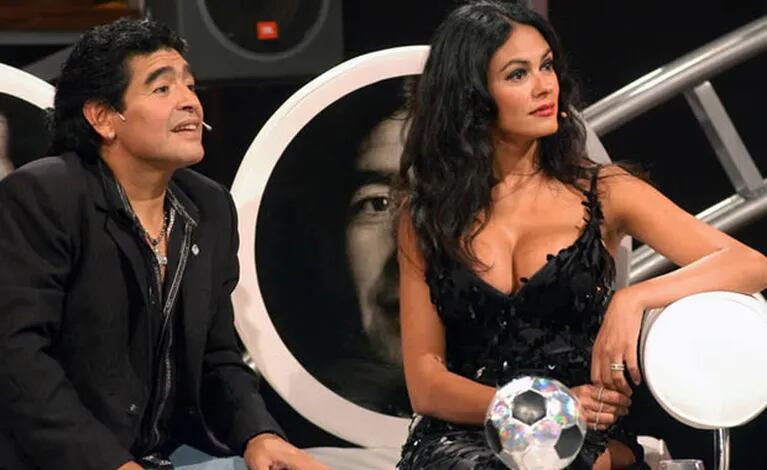 Diego Maradona con María Grazia Cucinotta, cuando condujo La Noche del 10. (Foto: archivo El Trece)
