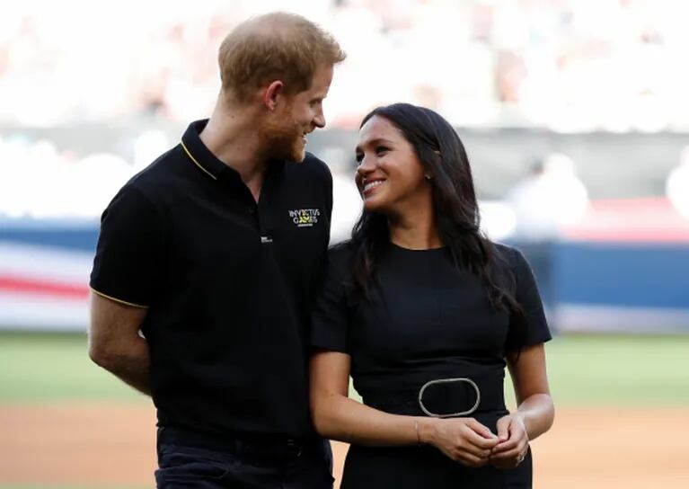 Las fotos de la aparición sorpresa de Meghan Markle y el príncipe Harry en un partido de béisbol