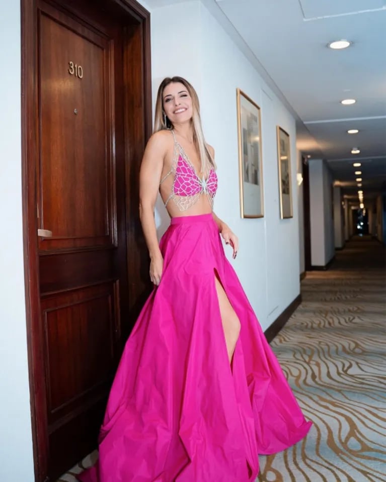 Look total pink: Mariana Brey brilló en la alfombra roja de los Martín Fierro
