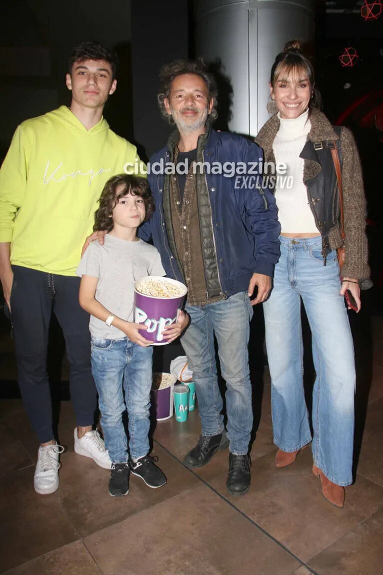 Las fotos de los famosos y sus familias en una salida al cine: de Agustina Cherri con Nilo a Fabián Vena y Paula Morales