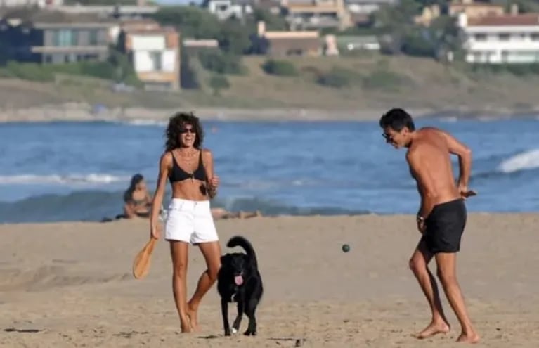 Florencia Raggi y Nicolás Repetto, espléndidos en la playa: trajes de baño "total black" y muchas risas