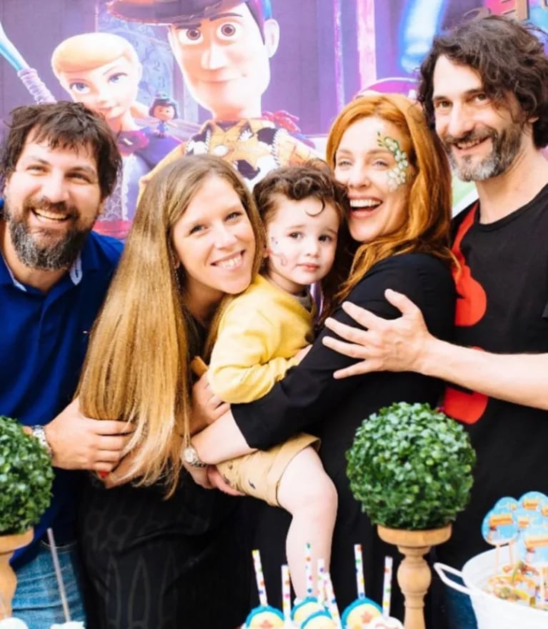 Agustina Kämpfer celebró los dos años de su hijo Juan: familia ensamblada y temática de Toy Story 