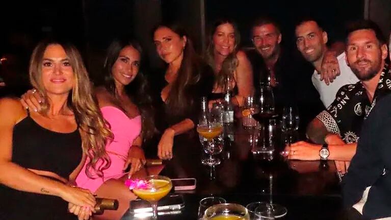 Los Messi y los Beckham cenaron por primera vez juntos: Antonela Roccuzzo deslumbró con su look Barbiecore