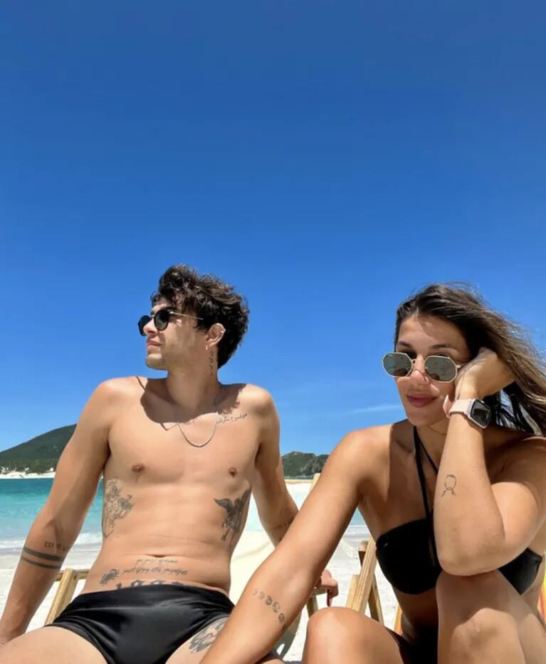 Julián Serrano compartió románticas fotos de sus vacaciones con su novia en Brasil: "La playita y vos"