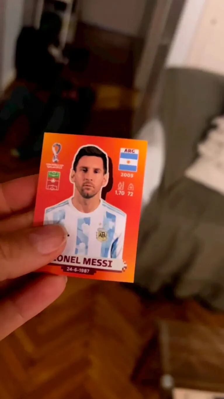 La eufórica reacción de Momo, el hijo de Jimena Barón, al encontrar la figurita de Lionel Messi para su álbum del Mundial