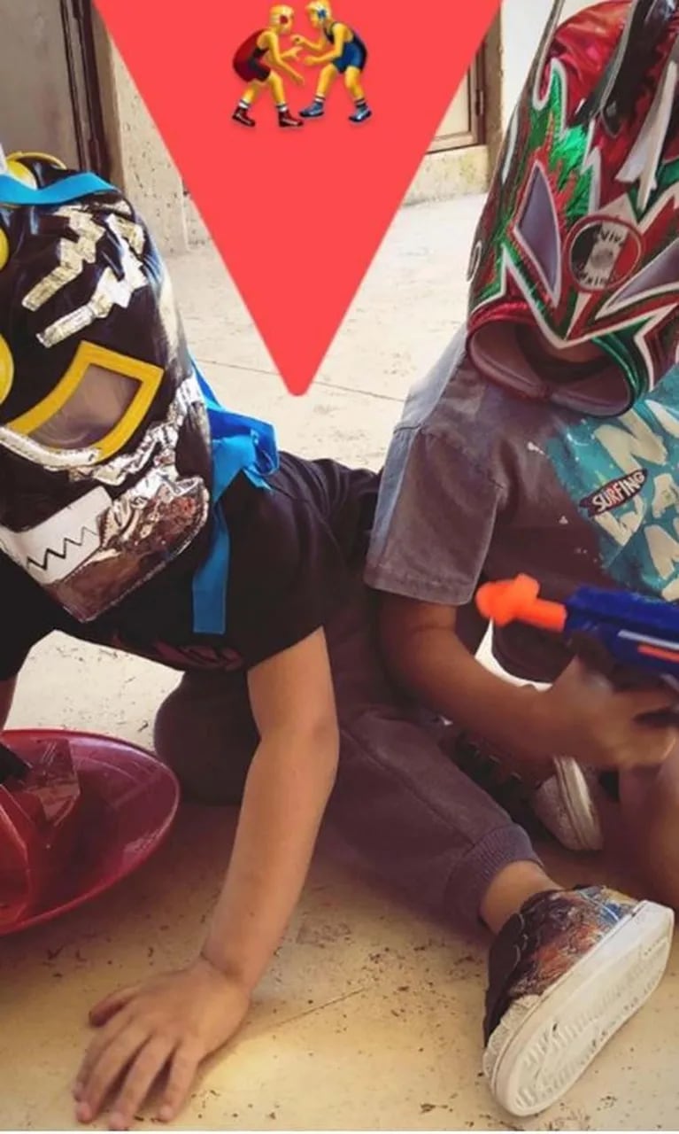 Los divertidos regalos mexicanos de Pampita para sus hijos: "Beni y Beltrán, luchadores"