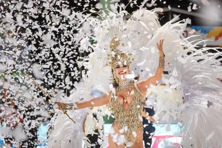 Lourdes Sánchez se calzó las plumas y deslumbró en el Carnaval de Corrientes