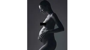 Miranda Kerr posó totalmente desnuda para lucir su embarazo