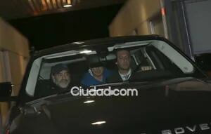 Diego Maradona, camino a la casa de Verónica Ojeda, junto a sus abogados. (Fotos: Movilpress)