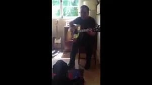 Video del día: Kiefer Sutherland toca la guitarra mientras su perro... ¡canta!