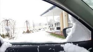 “¡No sabía si reír o llorar!”: Esta mujer termina con el coche lleno de nieve al abrir la ventanilla