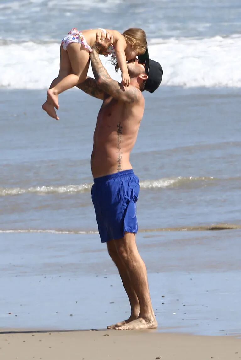 David Beckham: un “papito” suelto en la playa de Malibú pelando lomazo y a los besos con su gran amor. (Foto: The Grosby Group)