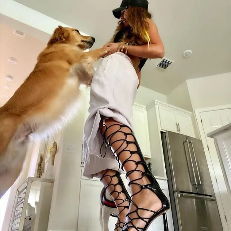 Loly Antoniale dejó espiar su imponente casa en Miami mientras jugaba con su perro: las fotos