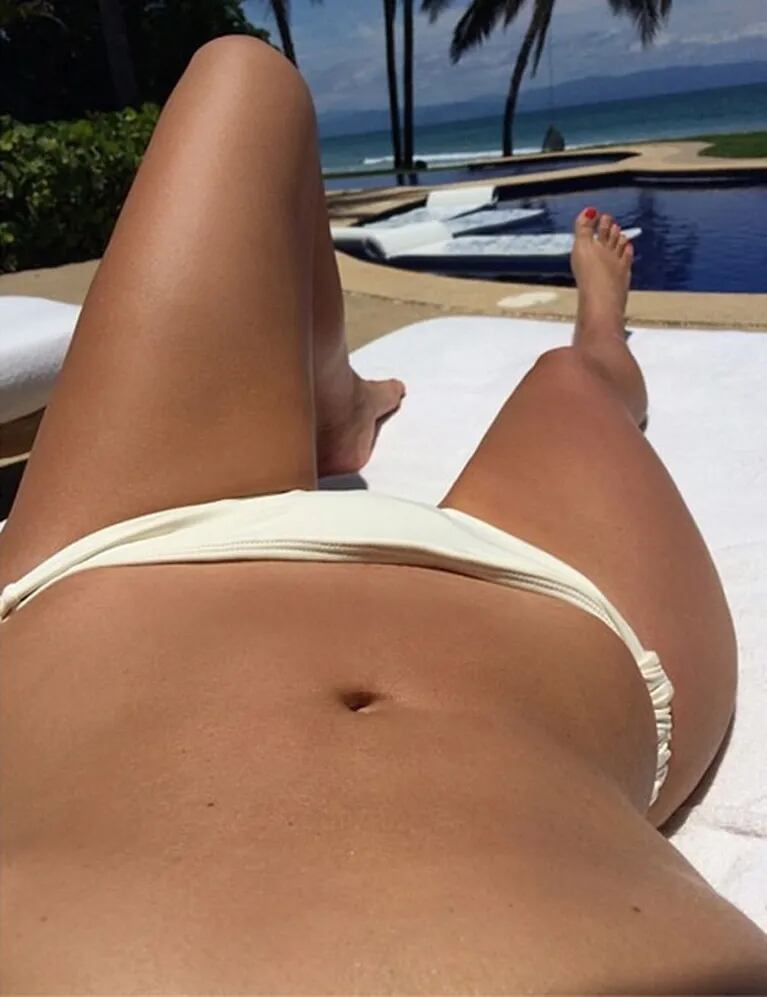 Kim Kardashian calienta la Web con sus fotos en bikini y su remera transparente. (Foto: Instagram Kim Kardashian)