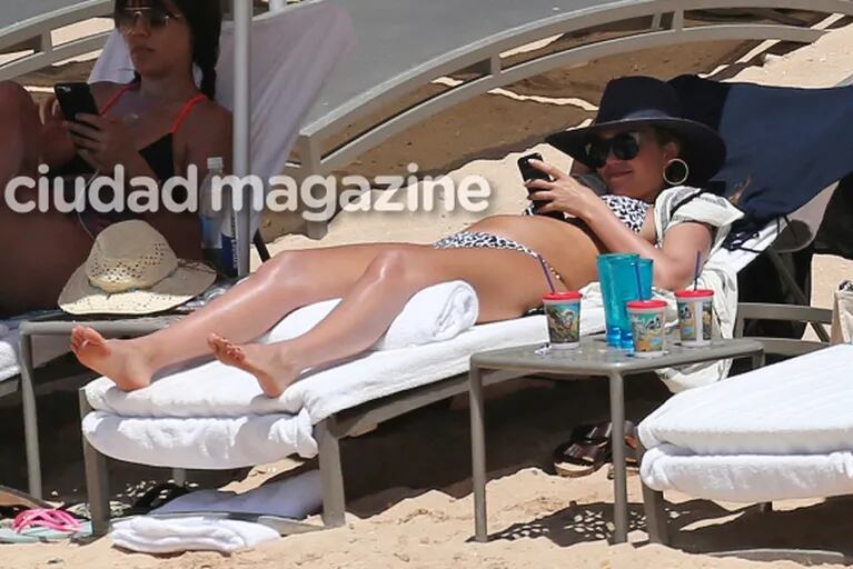 Jessica Alba mostró su pancita de embarazada en las playas de Hawaii