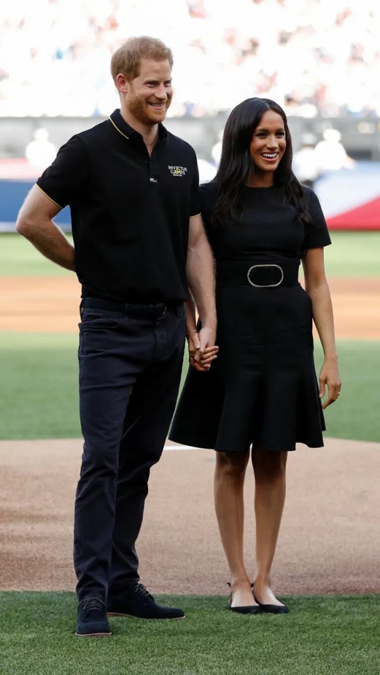 Las fotos de la aparición sorpresa de Meghan Markle y el príncipe Harry en un partido de béisbol
