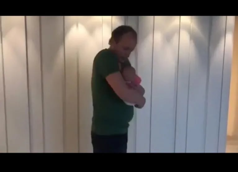 Jésica Cirio y el video de Martín Insaurralde cambiándole los pañales a su hija, Chloé: "No me deja hacer nada"