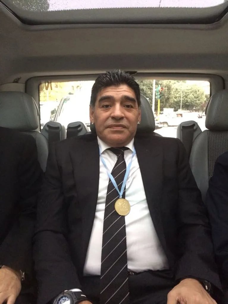 Diego Armando Maradona y la medalla que le regaló Francisco. (Foto: Matías Morla)