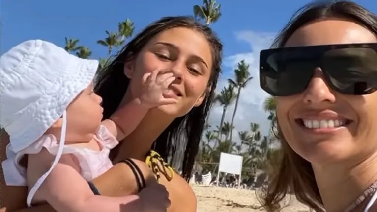 Pampita compartió las imágenes más tiernas de Delfina, la hija de Roberto García Moritán, jugando con Ana en Punta Cana.