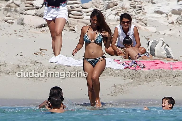 ¡Lomazo 10! Antonella Roccuzzo, súper diosa en bikini en las playas de Ibiza