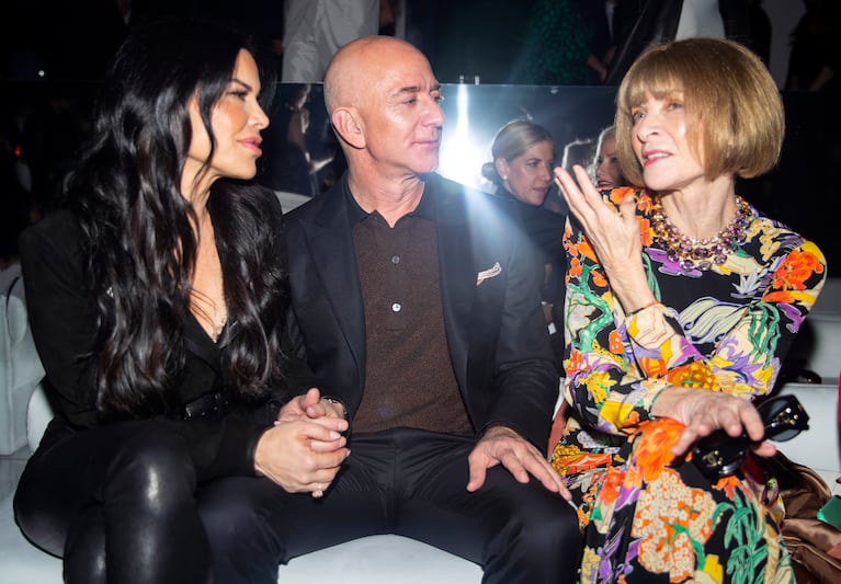 -- EMBARGO: NO ELECTRONIC DISTRIBUTION, WEB POSTING OR STREET SALES BEFORE 5:01 A.M. ET ON SUNDAY, APRIL 12, 2026. NO EXCEPTIONS FOR ANY REASONS --  FILE -- From left, Lauren Sánchez and Jeff Bezos chat with Anna Wintour in Los Angeles on Feb. 7, 2020. The couple have never shied away from the spotlight. (Calla Kessler/The New York Times)