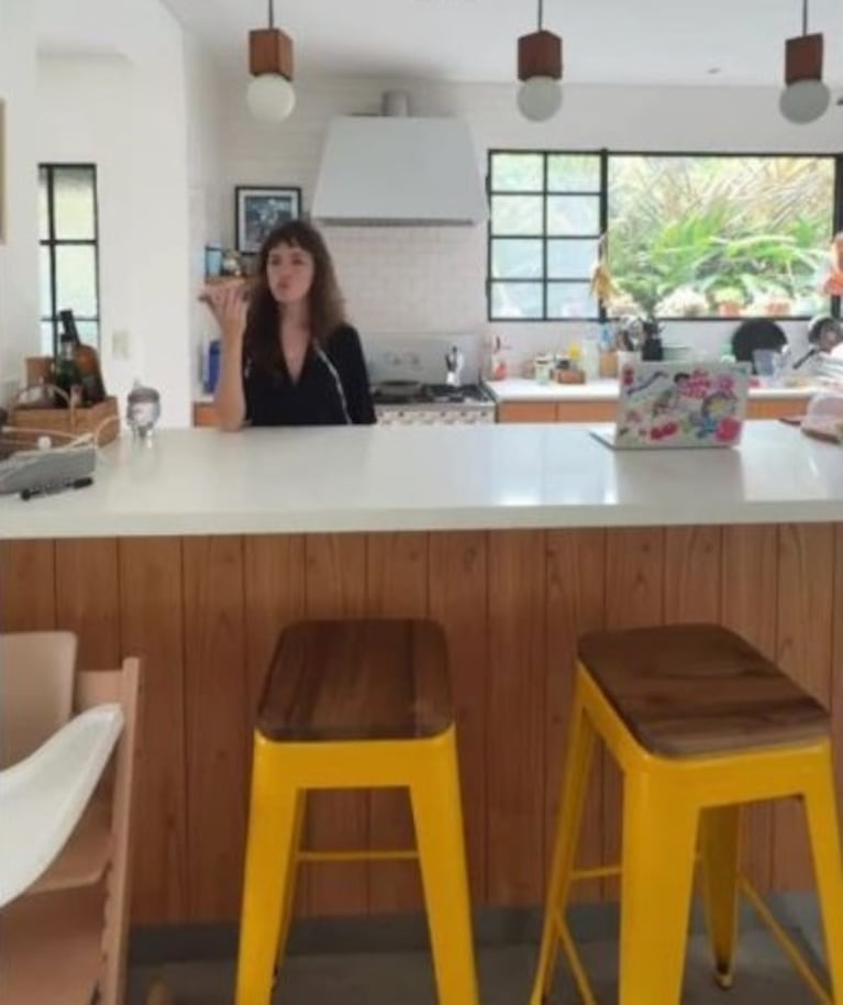 : La cocina de Cande Vetrano combina madera clara, cuarzo blanco y mucha luz natural. Crédito Instagram