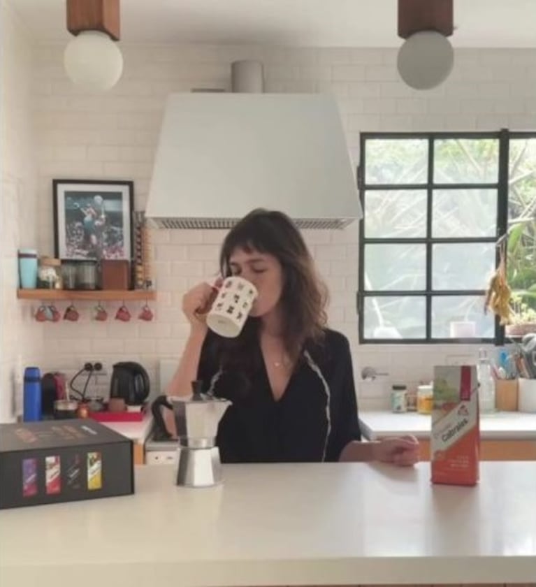 : La cocina de Cande Vetrano combina madera clara, cuarzo blanco y mucha luz natural. Crédito Instagram