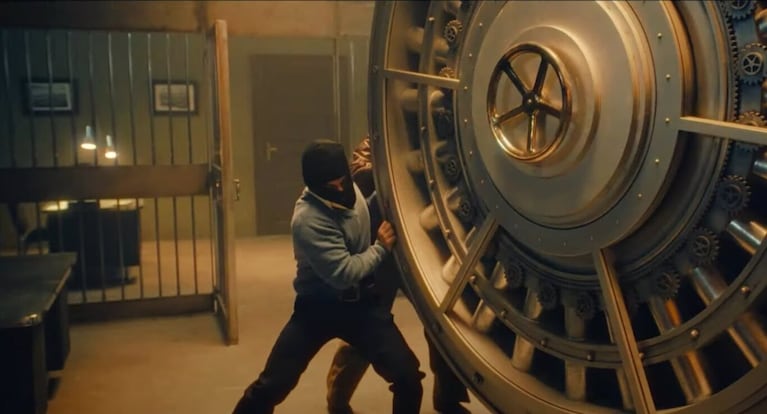 10/10/2024 Tráiler de Asalto al Banco Central, el nuevo gran golpe de Netflix tras La Casa de Papel.

Netflix estrenará el próximo 8 de noviembre Asalto al Banco Central, la nueva miniserie de Daniel Calparsoro, que, protagonizada por Miguel Herrán, María Pedraza y Hovik Keuchkerian, trasladará a los espectadores a la Barcelona de 1981 para revivir las angustiosas 37 horas del atraco que conmocionó a España. Para caldear el ambiente hasta su fecha de estreno, la plataforma ha lanzado un trepidante tráiler de esta ficción basada en hechos reales.

SOCIEDAD CULTURA
NETFLIX
