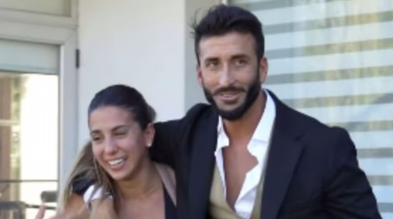 A Cinthia la vinculan sentimentalmente con su abogado, Roberto.
