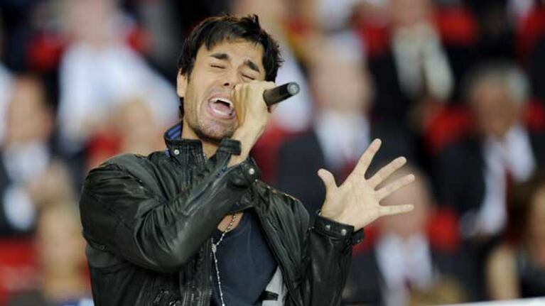 A Enrique Iglesias le regalaron un tampón... ¡USADO!