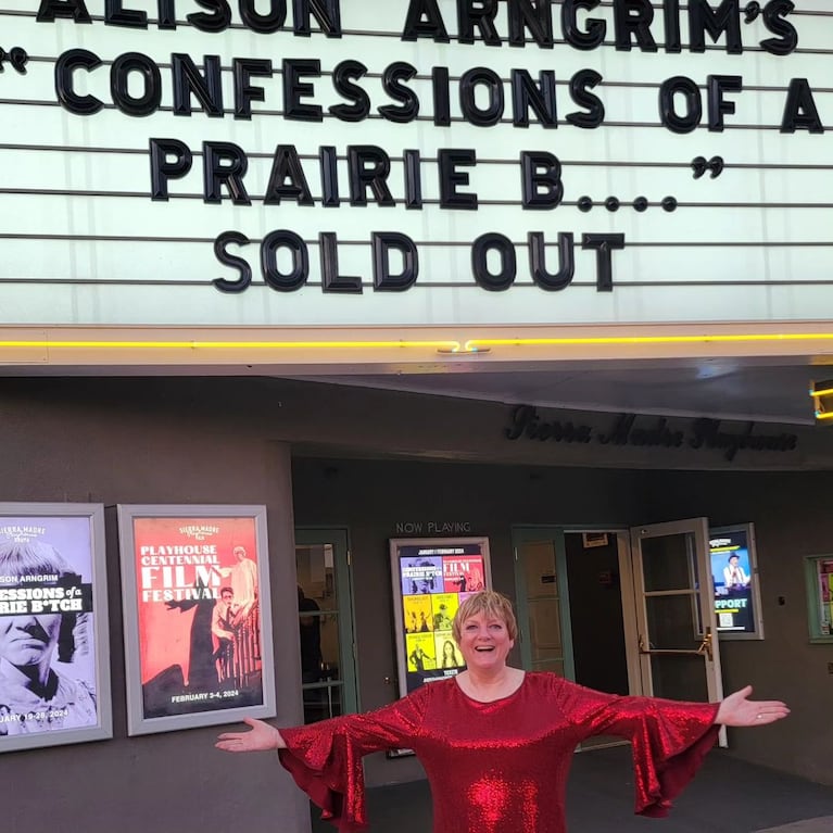 A fines de enero, Alison Arngrim presentó la obra basada en su autobiografía en el teatro Sierra Madre Playhouse, en California. "Sí. Lo hice. Se agotó todo. Ovaciones de pie. No está mal con una perra de la pradera", escribió en Instagram.