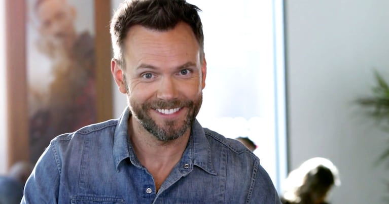 A Joel McHale le prohibieron burlarse de las hermanas Kardashian  