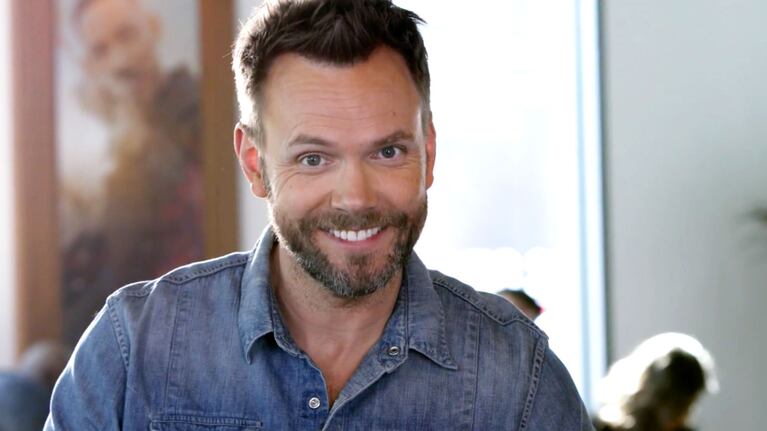 A Joel McHale le prohibieron burlarse de las hermanas Kardashian