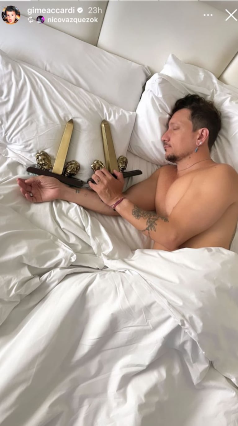 A lo Lionel Messi: la pícara foto de Nicolás Vázquez durmiendo con sus premios Ace