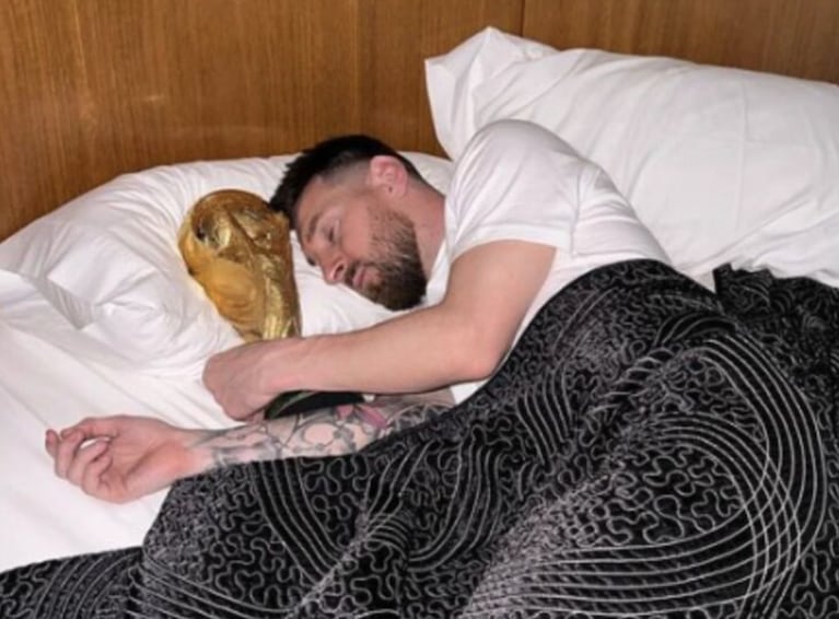A lo Lionel Messi: la pícara foto de Nicolás Vázquez durmiendo con sus premios Ace