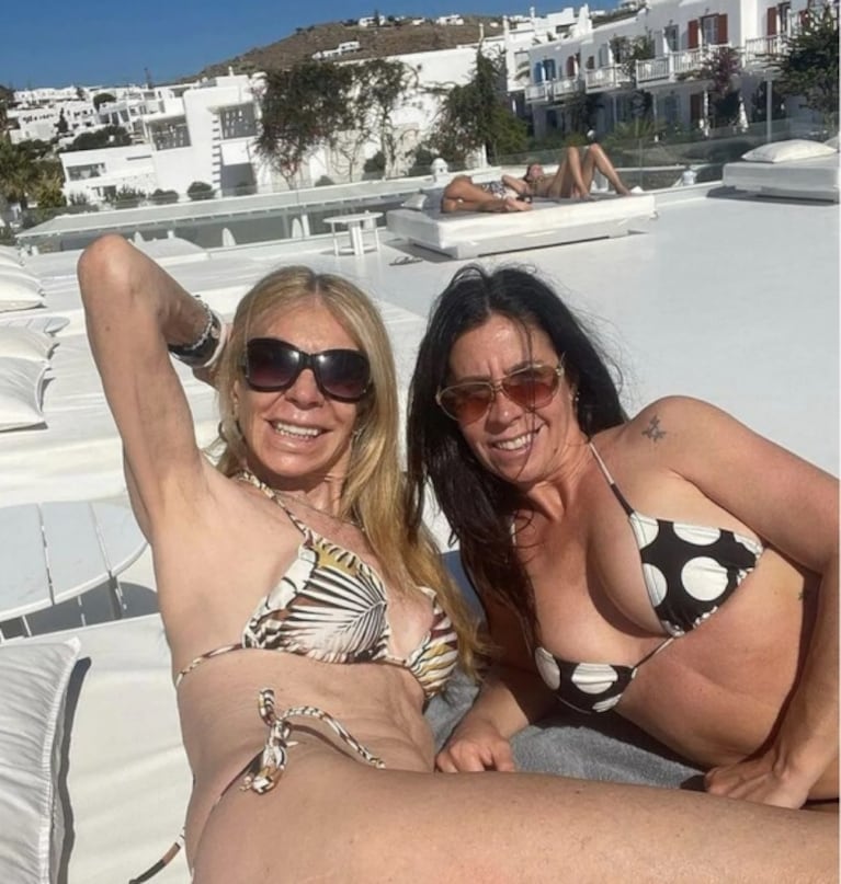 A los 67, Silvia Pérez deslumbró con microbikini y tatuajes en Grecia