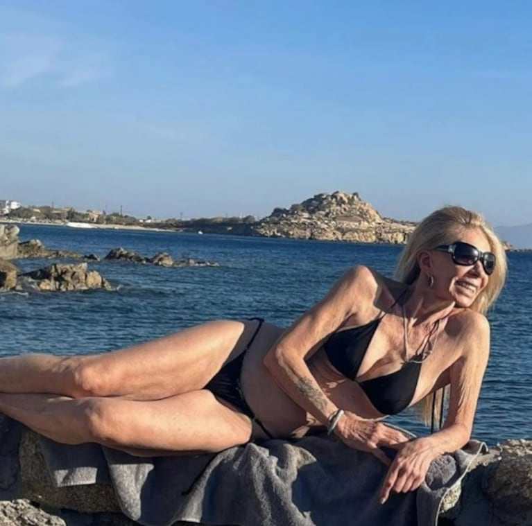 A los 67, Silvia Pérez deslumbró con microbikini y tatuajes en Grecia