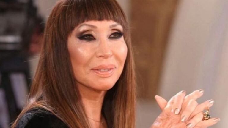 A Moria le encanta broncearse en su gomón.