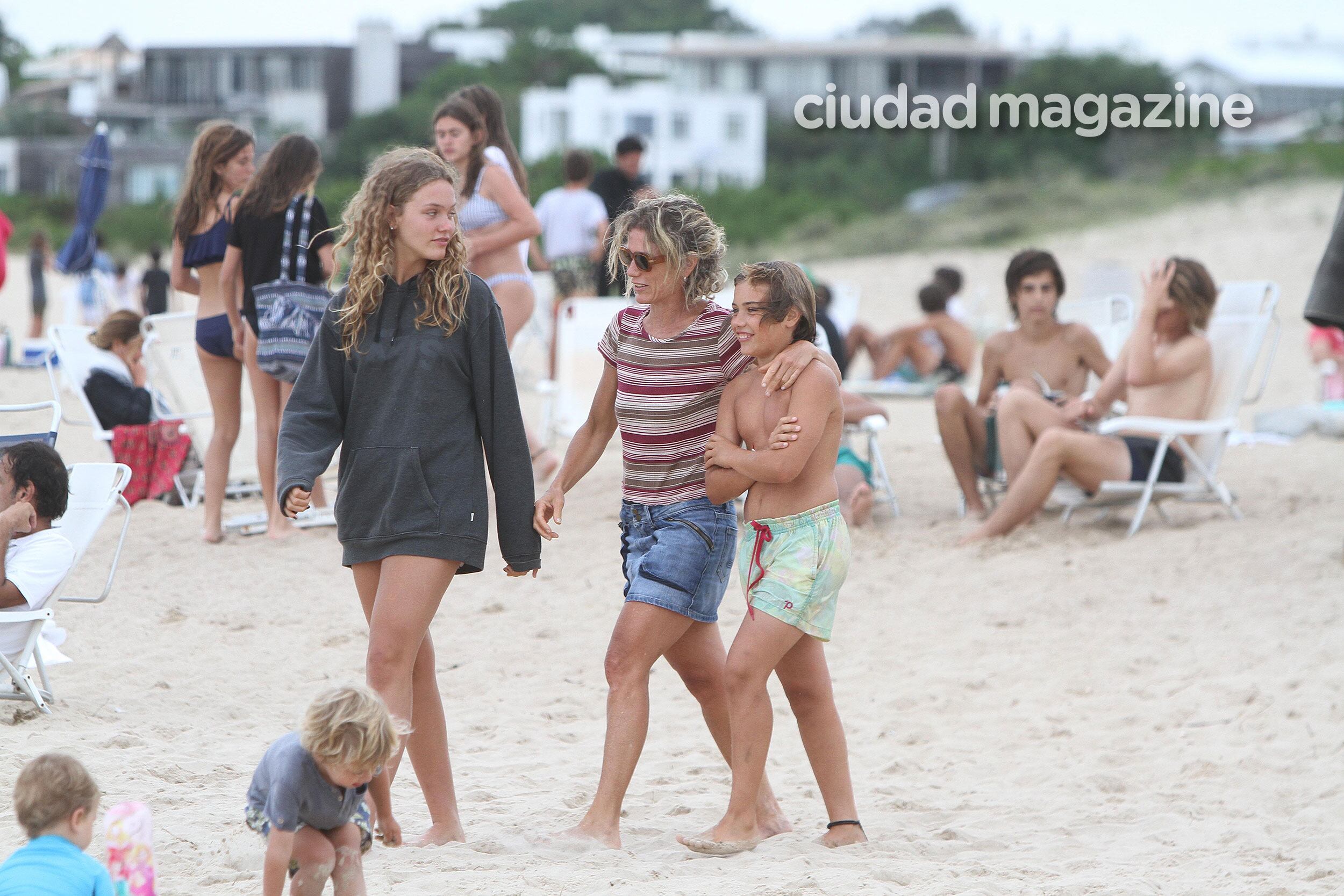 A pesar del día nublado, Maru Botana y sus disfrutaron de la playa en Punta del Este. (Foto: GM Press)