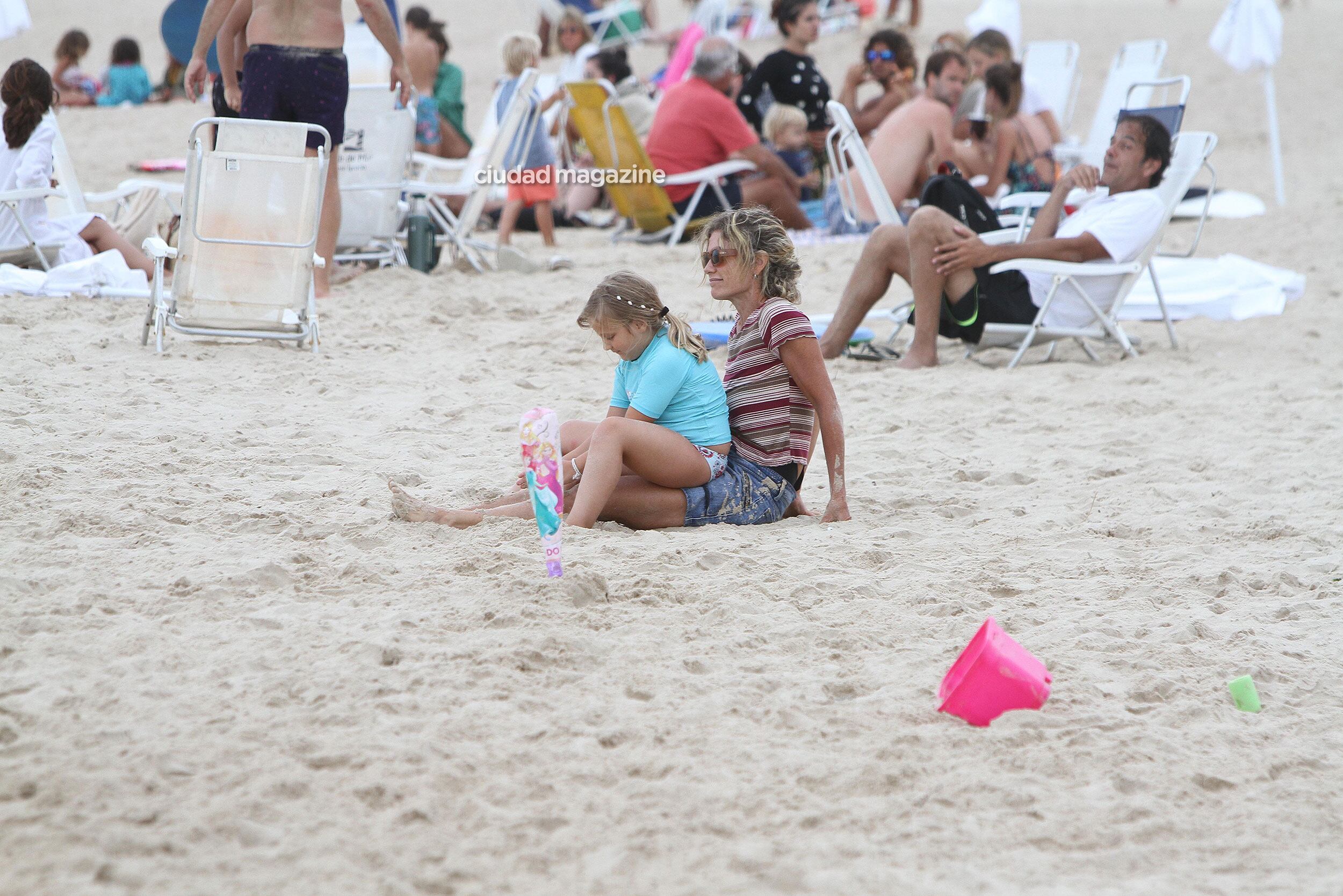 A pesar del día nublado, Maru Botana y sus disfrutaron de la playa en Punta del Este. (Foto: GM Press)