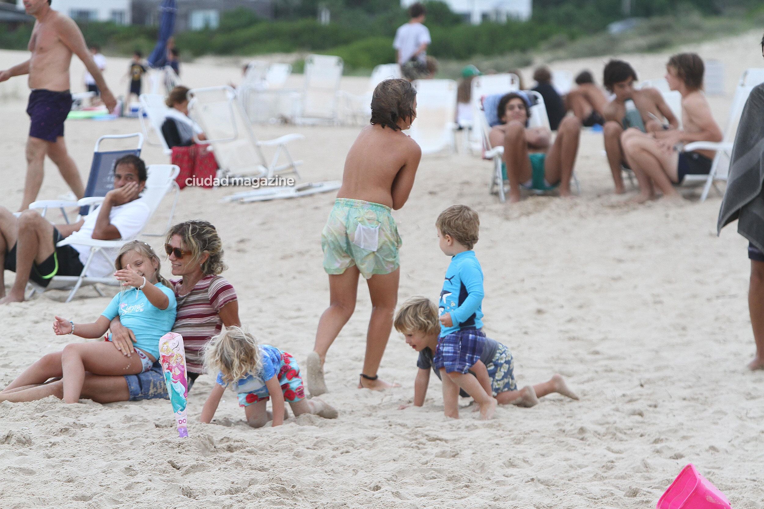 A pesar del día nublado, Maru Botana y sus disfrutaron de la playa en Punta del Este. (Foto: GM Press)