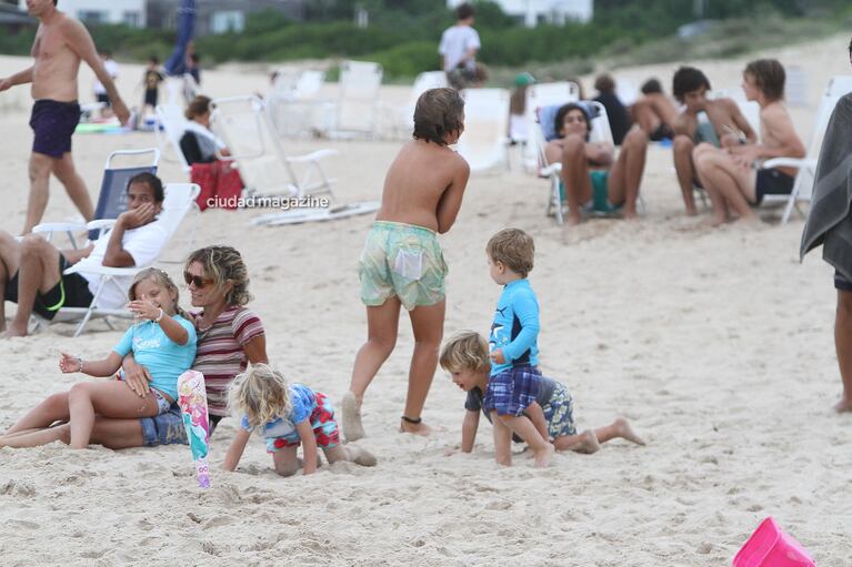 A pesar del día nublado, Maru Botana y sus disfrutaron de la playa en Punta del Este. (Foto: GM Press)