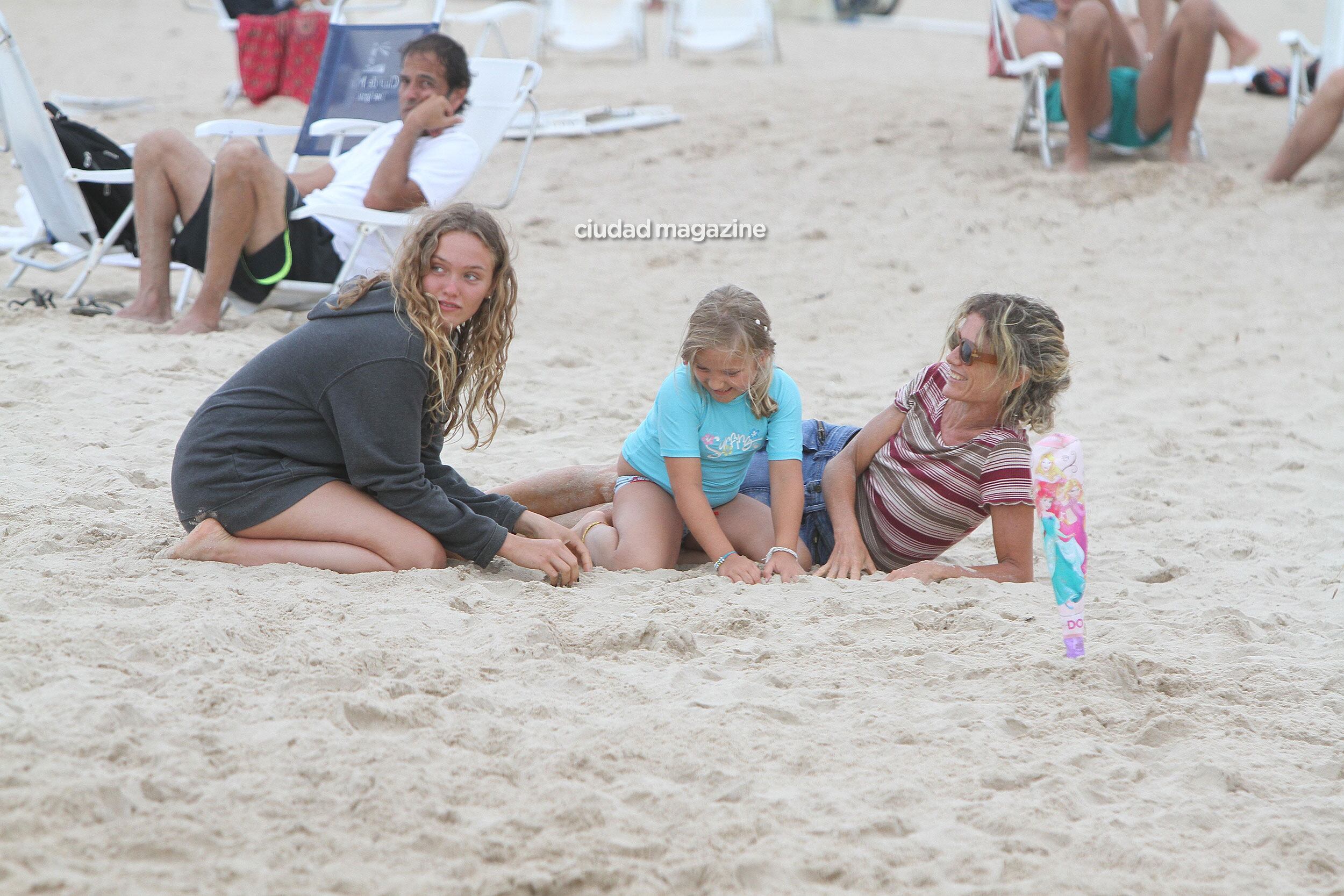 A pesar del día nublado, Maru Botana y sus disfrutaron de la playa en Punta del Este. (Foto: GM Press)