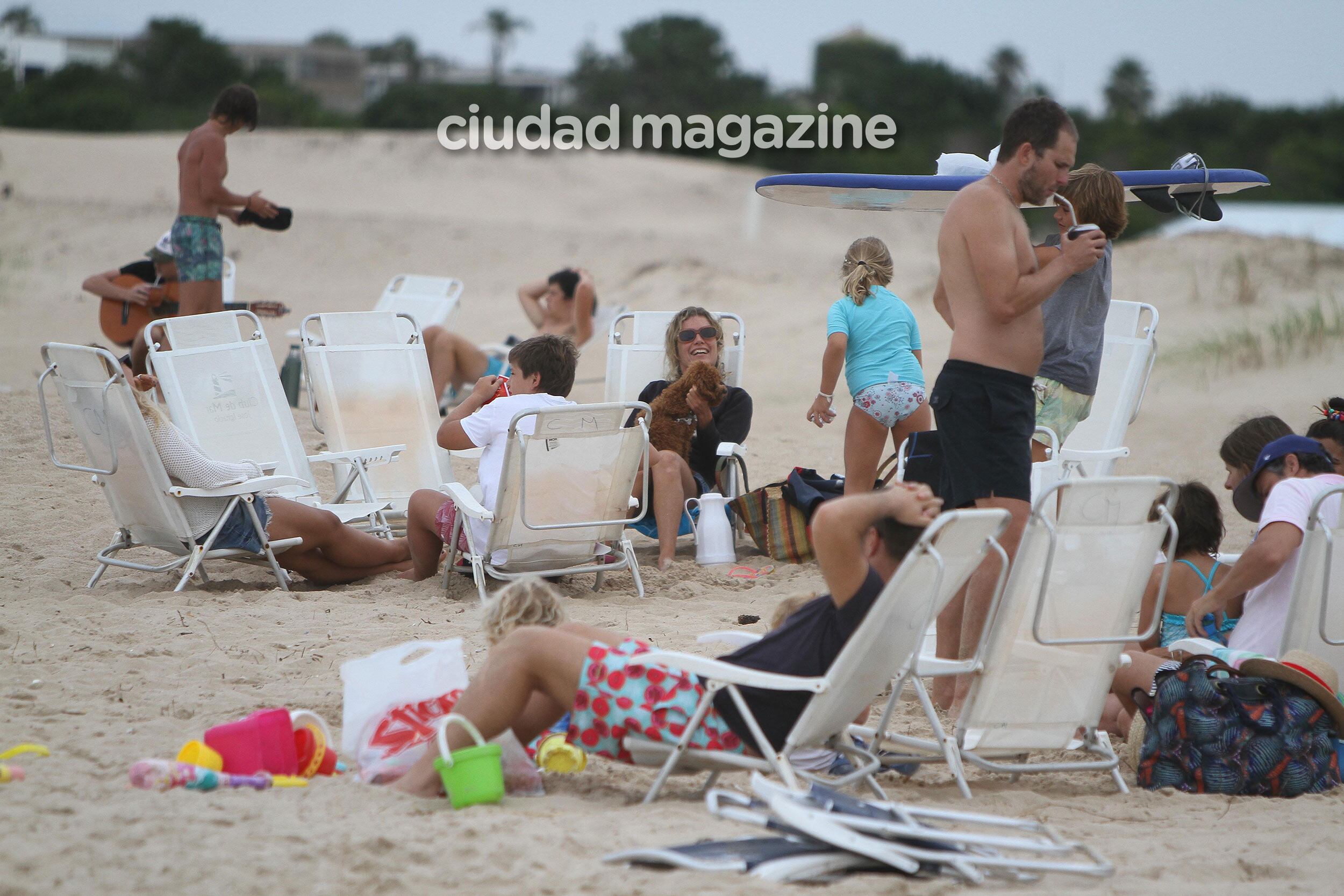 A pesar del día nublado, Maru Botana y sus disfrutaron de la playa en Punta del Este. (Foto: GM Press)