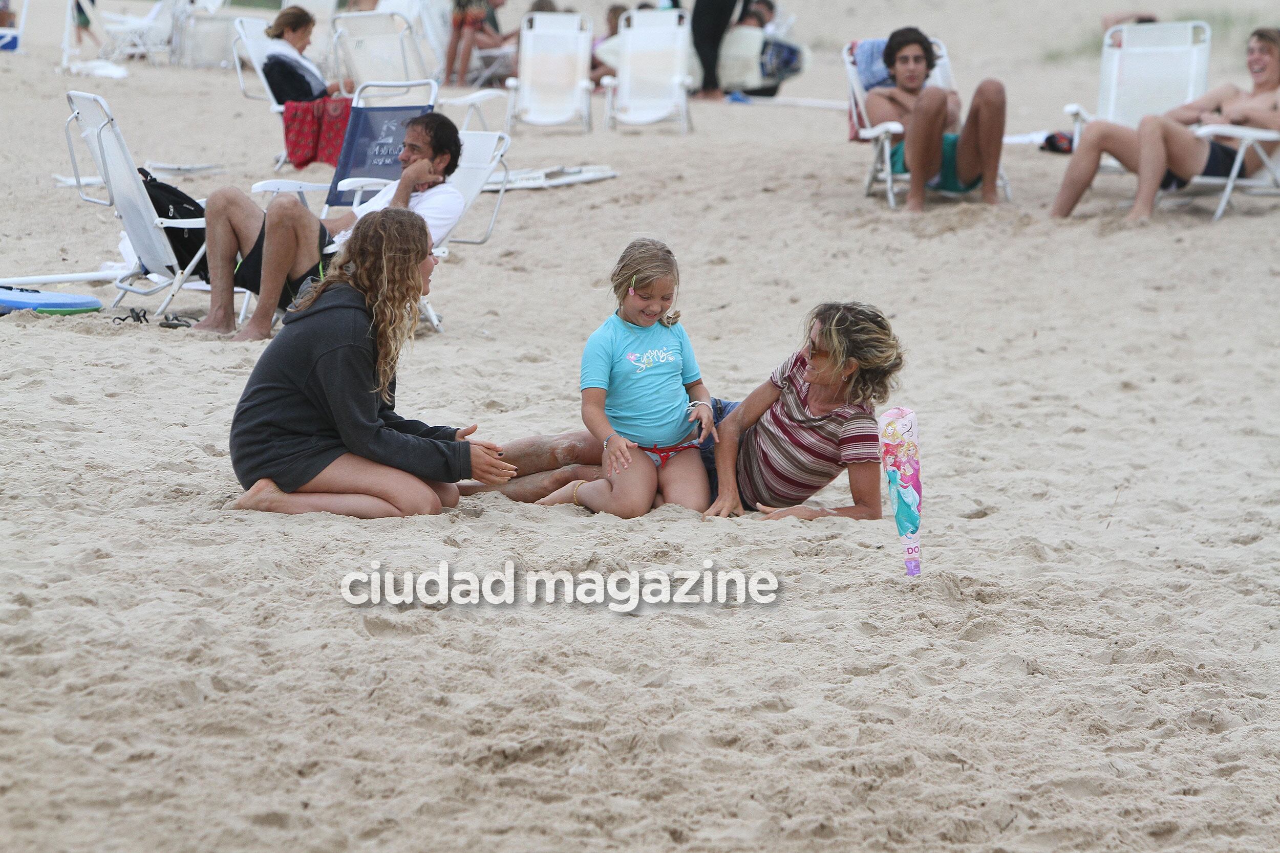 A pesar del día nublado, Maru Botana y sus disfrutaron de la playa en Punta del Este. (Foto: GM Press)